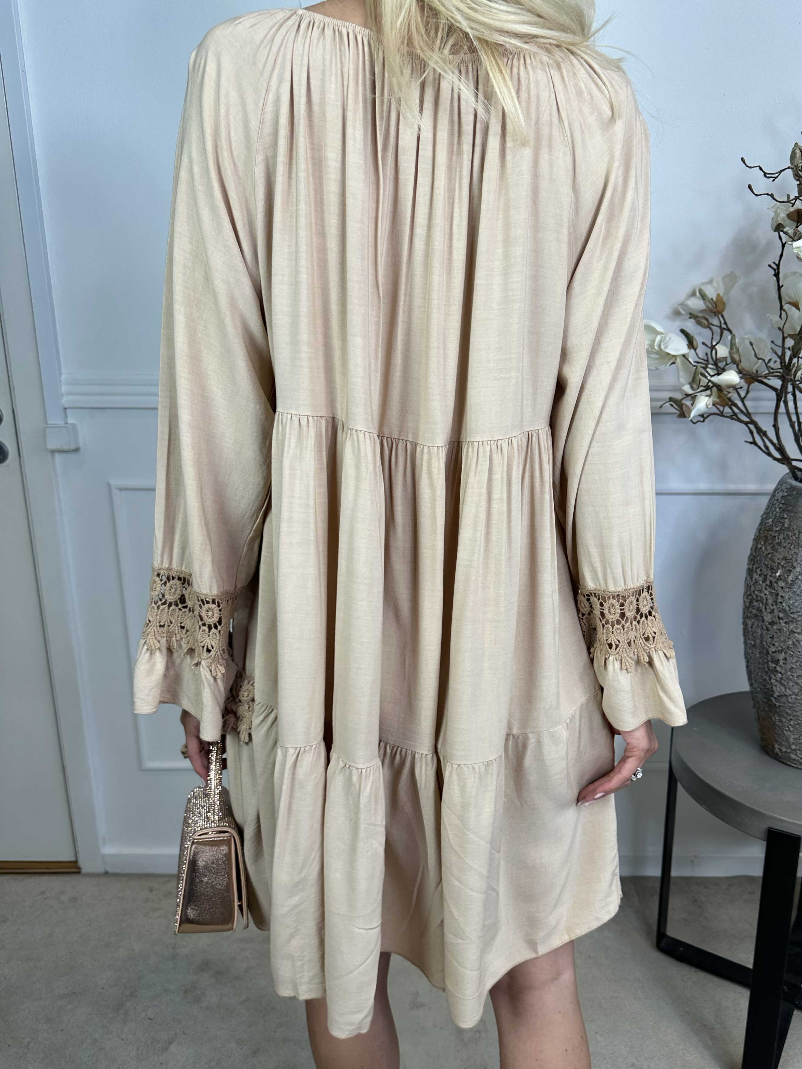 Tilda - Sød tunikakjole med broderinger